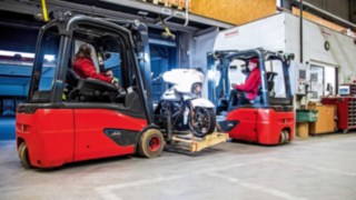 Podczas porannej zmiany w Emons przeładowywanych jest od 850 do 1100 przesyłek. Elektryczny wózek widłowy firmy Linde Material Handling podczas pracy w Emons