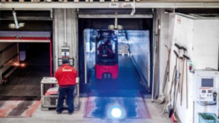 Dzięki dwupedałowemu systemowi jazdy modele Linde E16 umożliwiają precyzyjną obsługę ładunków nawet w ograniczonej przestrzeni. Bezpieczna obsługa ładunków w ciasnych przestrzeniach dzięki elektrycznym wózkom widłowym firmy Linde Material Handling