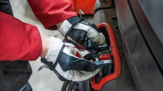 Baterie litowo-jonowe o mocy 16,3 kWh są doładowywane podczas przerw. Szybkie ładowanie dzięki technologii litowo-jonowej firmy Linde Material Handling