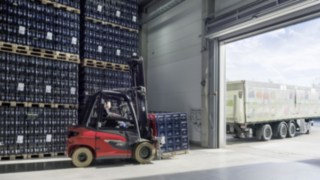 X35 wyróżnia się również pod względem widoczności i ergonomii. Elektryczny wózek widłowy X35 firmy Linde transportuje skrzynki z napojami w magazynie firmy Ensinger