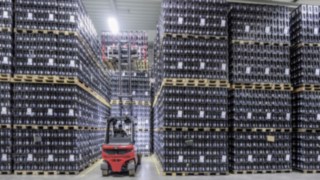 Ensinger Mineral-Heilquellen GmbH jest dziś liderem na rynku wód mineralnych w Badenii-Wirtembergii. Elektryczny wózek widłowy X35 firmy Linde układa skrzynki z napojami w magazynie firmy Ensinger