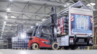 Przemysł produkcji napojów stawia najwyższe wymagania w zakresie wydajności i efektywności elektrycznych wózków widłowych. Elektryczny wózek widłowy X35 Linde ładuje na ciężarówkę skrzynki z napojami Ensinger