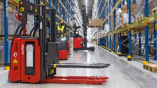 Autonomiczny wózek Linde R-MATIC w szerokim korytarzu firmy FIEGE Autonomiczny wózek Linde R-MATIC w szerokim korytarzu firmy FIEGE
