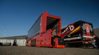 Firma Linde Material Handling oferuje różnorodne rozwiązania w zakresie zmiennego wykorzystania wózków – również w branży 3PL. Flota na wynajem firmy Linde Material Handling jest dostarczana i rozładowywana za pomocą samochodów ciężarowych.