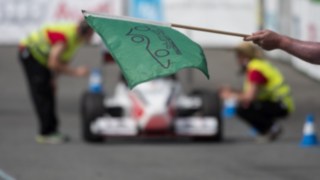 Samochód wyścigowy podczas studenckiej formuły na starcie toru w Hockenheim Samochód wyścigowy podczas studenckiej formuły na starcie toru w Hockenheim