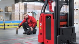 Wózek L-MATIC firmy Linde Material Handling podczas pracy.