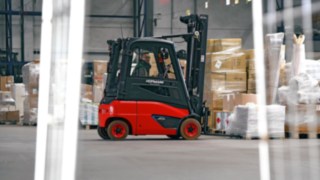 W magazynie w Heilbronn grupa Fritz stosuje elektryczne wózki E16 firmy Linde Material Handling Elektryczny wózek widłowy E16 firmy Linde Material Handling ładuje towar w magazynie grupy Fritz w Heilbronn
