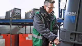Grupa Fritz stosuje obecnie nowoczesną technologię litowo-jonową firmy Linde. Film poświęcony zamianie baterii kwasowo-ołowiowych na nowoczesne baterie litowo-jonowe firmy Linde w grupie Fritz
