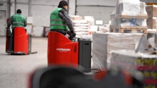 W magazynie grupy Fritz w Heilbronn pracuje łącznie osiem wózków paletowych T20 SP z baterią litowo-jonową. Dwa wózki paletowe z baterią litowo-jonową T20 SP firmy Linde Material Handling ładują towar.