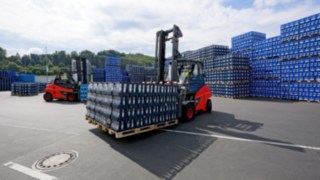 Dzięki wykorzystaniu generowanej w zrównoważony sposób energii pierwotnej elektryczne wózki widłowe Linde E80 są eksploatowane w firmie Gerolsteiner całkowicie bez emisji CO2. 