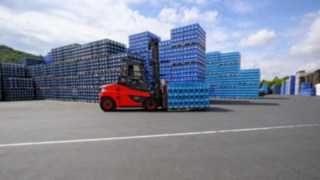 Wózek Linde E80 podczas pracy w firmie Gerolsteiner