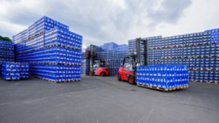 Wózek elektryczny Linde E80 podczas pracy w firmie Gerolsteiner Wózek elektryczny Linde E80 podczas pracy w firmie Gerolsteiner