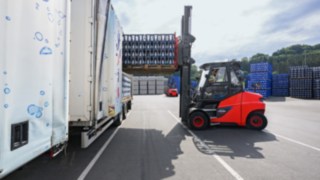 Wózek elektryczny Linde E80 podczas pracy w firmie Gerolsteiner Wózek elektryczny Linde E80 podczas pracy w firmie Gerolsteiner