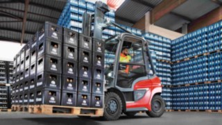 Dzięki konstrukcji chassis, kabiny i masztu widok na ładunek i otoczenie jest nieograniczony. Wózek spalinowy H35 firmy Linde Material Handling podczas pracy w hurtowni napojów