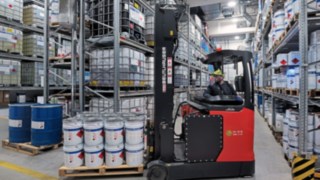 Wózek widłowy wysokiego podnoszenia z ochroną przeciwwybuchową R14 firmy Linde MH w magazynie firmy Inver GmbH