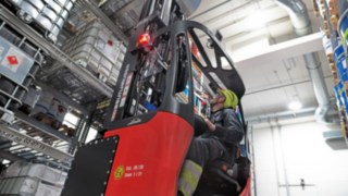 Wózek widłowy wysokiego podnoszenia z ochroną przeciwwybuchową R14 EX firmy Linde MH w magazynie firmy Inver GmbH