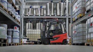 Elektryczny wózek widłowy z ochroną przeciwwybuchową E25 EX firmy Linde MH w magazynie firmy Inver GmbH