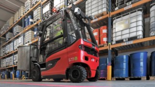 Elektryczny wózek widłowy z ochroną przeciwwybuchową E25 EX firmy Linde MH w magazynie firmy Inver GmbH