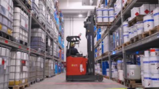 Wózek widłowy wysokiego podnoszenia z ochroną przeciwwybuchową R14 EX firmy Linde MH w magazynie firmy Inver GmbH. 