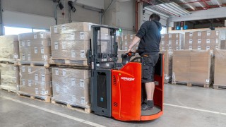 Operator magazynu z K2 Systems obsługuje wózek do załadunku dwupoziomowego D12 HP SP Linde