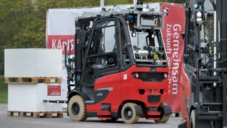 Po niemal czterech latach prowadzenia badań na Uniwersytecie Technicznym w Aschaffenburgu (TH AB) firma Linde prezentuje rozwiązania umożliwiające rozwój autonomicznych wózków widłowych z przeciwwagą. Autonomiczny wózek widłowy z przeciwwagą firmy Linde do użytku na zewnątrz.