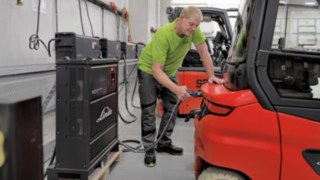 Thomas Lüssen podczas ładowania wózka widłowego Xi20 P.