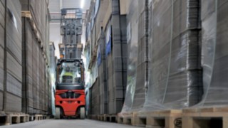 W firmie Klingele stosowane są już różne wózki firmy Linde. Linde Xi20 P w firmie Klingele podczas pracy między dwoma regałami.