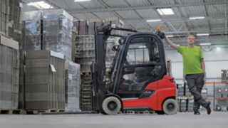 Magazynier Thomas Lüssen stoi obok modelu Xi20 P.