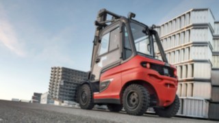 Eksperci ds. rusztowań z firmy Layher testują prototyp wózka Linde X50 w warunkach rzeczywistych. Eksperci ds. rusztowań z firmy Layher testują prototyp wózka Linde X50 w warunkach rzeczywistych.