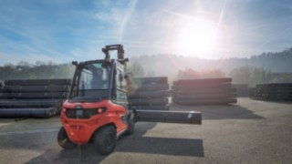 Elektryczne wózki widłowe firmy Linde Material Handling bez zarzutu sprawdzają się nawet podczas wielokrotnej jazdy w górę i w dół. Elektryczne wózki widłowe firmy Linde Material Handling bez zarzutu sprawdzają się nawet podczas wielokrotnej jazdy w górę i w dół.