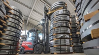 Wózek Linde X50 brawurowo radzi sobie z zadaniami w firmie Layher. Wózek Linde X50 brawurowo radzi sobie z zadaniami w firmie Layher.