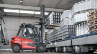 Nawet ciężkie, wielkogabarytowe ładunki, jak np. długie na 10 m stalowe dźwigary kratowe, nie stanowią żadnego problemu dla wózków Linde X50. Nawet ciężkie, wielkogabarytowe ładunki, jak np. długie na 10 m stalowe dźwigary kratowe, nie stanowią żadnego problemu dla wózków Linde X50.