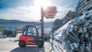 Wózki widłowe z serii X marki Linde bez problemu radzą sobie z takimi samymi ładunkami jak modele spalinowe. Wózki widłowe z serii X marki Linde bez problemu radzą sobie z takimi samymi ładunkami jak modele spalinowe.