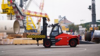 E160 nie emituje sadzy ani nie odorów. Wózek elektryczny E160 firmy Linde Material Handling podczas pracy.