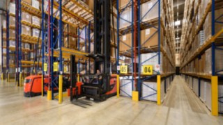 Wózek systemowy K firmy Linde Material Handling podczas pracy w LINHARDT