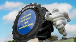 Symbol maskotki Michelin przed fabryką Michelin Tyre PLC w Stoke-on-Trent.