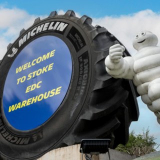 Symbol maskotki Michelin przed fabryką Michelin Tyre PLC w Stoke-on-Trent.