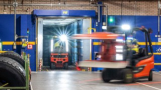 Wózek widłowy Linde Material Handling podczas pracy w Michelin Tyre PLC.
