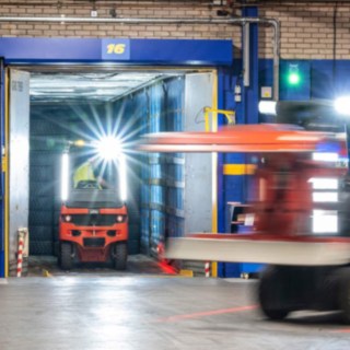 Wózek widłowy Linde Material Handling podczas pracy w Michelin Tyre PLC.