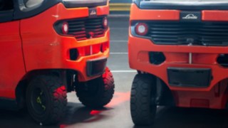 Linde Reverse Assist Radar z tyłu dwóch wózków widłowych z przeciwwagą Linde E20.