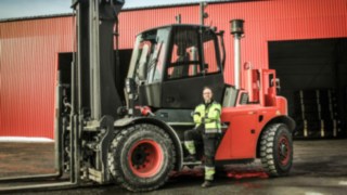 Dzięki wózkom widłowym do dużych obciążeń firma Linde ma w ofercie odpowiednie rozwiązanie do każdego zastosowania w najtrudniejszych warunkach. Seria H100 – H180 jest gotowa na nowe zadania w najtrudniejszych warunkach.
