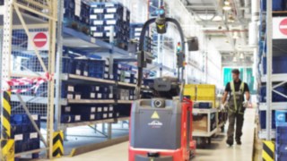 Autonomiczny pociąg logistyczny P-MATIC firmy Linde Material Handling podczas pracy w Opel-Wien GmbH