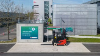 W oddziale w Aschaffenburgu firma Linde Material Handling obsługuje kompletną infrastrukturę wodorową Infrastruktura wodorowa Linde dostarcza energię do 21 wózków widłowych z przeciwwagą wyposażonych w hybrydowy system ogniw paliwowych