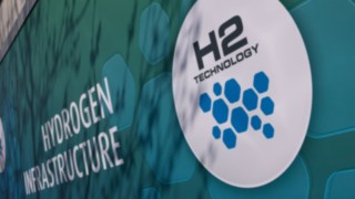 Przyjazna dla klimatu technologia wodorowa firmy Linde Material Handling Firma Linde Material Handling wymieniła łącznie 21 wózków widłowych z przeciwwagą z silnikami spalinowymi w swojej flocie w głównym zakładzie w Aschaffenburg na przyjazne dla klimatu urządzenia zasilane ogniwami paliwowymi.