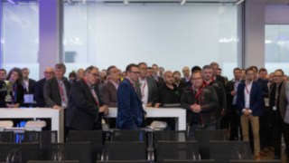 Publiczność na ceremonii otwarcia nowej infrastruktury wodorowej Publiczność na ceremonii otwarcia nowej infrastruktury wodorowej