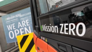 Linde MH produkuje ekologiczny wodór na potrzeby wewnętrznego przepływu materiałów w swoim zakładzie w Aschaffenburgu Wózek widłowy Linde Material Handling z napisem „eMission ZERO”