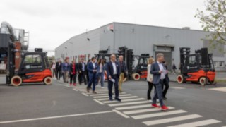 Stefan Prokosch oprowadza gości po terenie zakładu w Aschaffenburgu. Stefan Prokosch oprowadza gości po terenie zakładu w Aschaffenburgu
