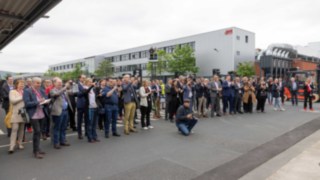 Na otwarcie nowej infrastruktury H2 przybyli liczni goście i przedstawiciele mediów. Goście i przedstawiciele mediów podczas ceremonii otwarcia na terenie zakładu Linde w Aschaffenburgu