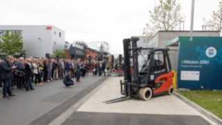 Na otwarcie nowej infrastruktury H2 przybyli liczni goście i przedstawiciele mediów. Goście i przedstawiciele mediów podczas ceremonii otwarcia na terenie zakładu Linde w Aschaffenburgu