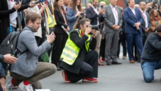 W czwartek 11 maja nastąpiło oficjalne uruchomienie instalacji i wózków w oddziale w Aschaffenburgu. Goście i przedstawiciele mediów podczas ceremonii otwarcia na terenie zakładu Linde w Aschaffenburgu